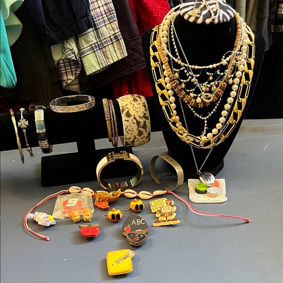 Jewelry - All wearable vintage to now jewelry lot, 0228A